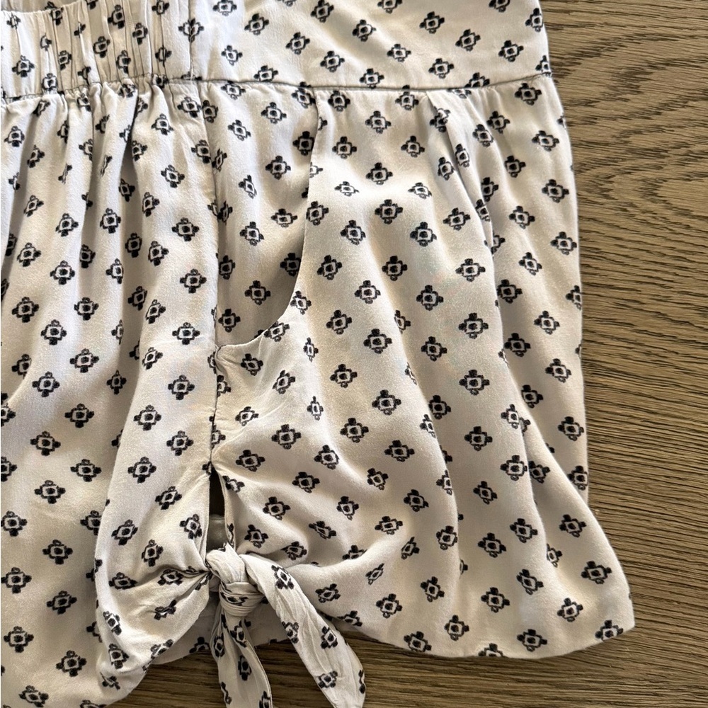 Free People High Waist Patterned Gray Shorts
Fully lined Stretchy waist.Packets. - Picture 4 of 5
